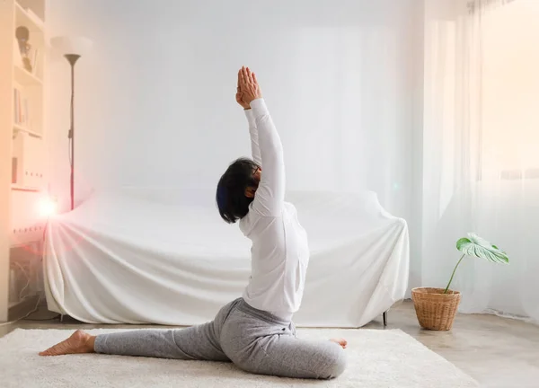 Oude Dame Poseren Yoga Voor Oefening Huiskamer Lens Flare Effect — Stockfoto