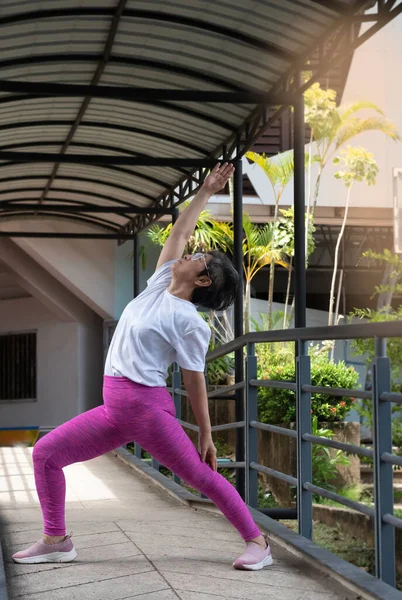 Oude Dame Stretching Lichaam Voor Oefening Outdoor Activiteit Van Middelbare — Stockfoto
