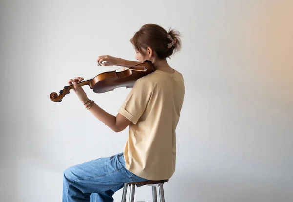 Mulher Segurando Violino Arco Mão Tocando Instrumento Acústico Luz Embaçada — Fotografia de Stock