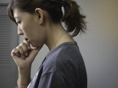 Endişeli, depresif, negatif duyguları olan üzgün kadın.