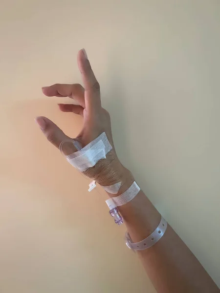 Рука Комплектом Капельницы Показывающая Использовать Лечение Пациентом — стоковое фото