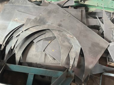Hurdalıkta paslanmaz ve çelik atık, pas ve hasarlı metal parçaları, geri dönüşüme hazır olun, mercek alev efekti