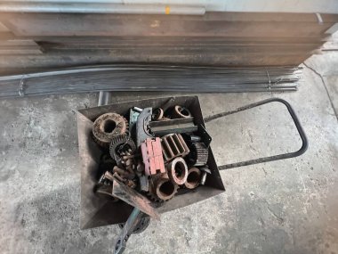 Hurdalıkta çelik atığı, paslı ve hasarlı metal parçaları, geri dönüşüme hazır olun, mercek alev etkisi