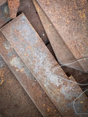 Eski ve paslı çelik plaka geri dönüşüm için