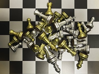 Satranç taşları güvertede, oyuna hazırlanın, iki tarafın rekabeti, bütünleşme ve beyin fırtınası oyunu geliştirme