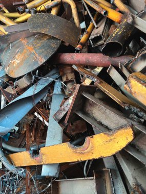 Eski ve paslı çelik atığı, kullanılmış metal, çöp odasında bir araya toplanmış, geri dönüşüme hazır..