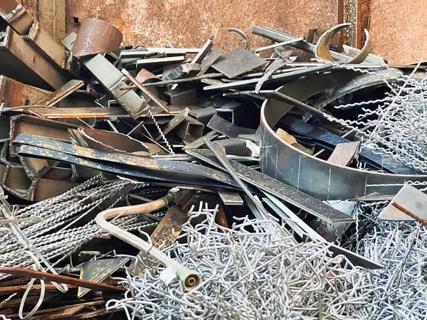 錆の鋼鉄廃棄物 使用された金属は リサイクルのために準備するゴミ箱で一緒に積みました — ストック写真