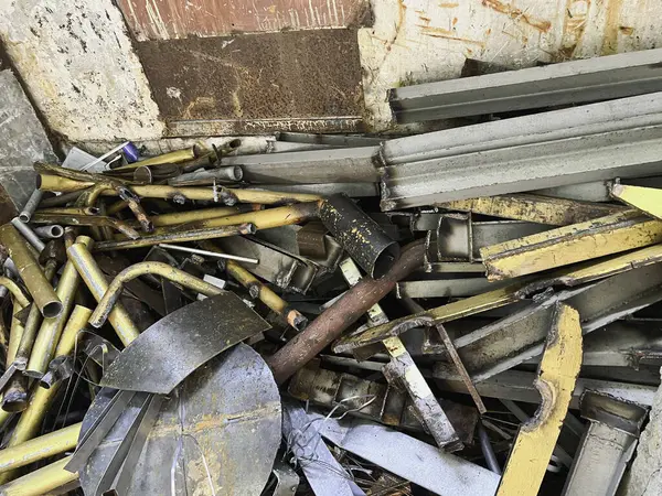 旧的和生锈的废钢铁 用过的金属 堆放在垃圾房中 准备回收利用 — 图库照片#