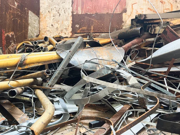 旧的和生锈的废钢铁 用过的金属 堆放在垃圾房中 准备回收利用 — 图库照片#