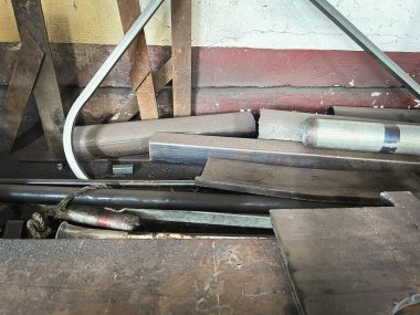 Eski ve paslı Ütüler yere yığılmış, kullanılmış metaller, çöp yığınları, geri dönüşüme hazır olun.