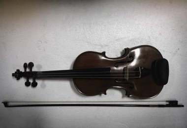 Tahta keman ve pruva arka planda, akustik enstrüman detaylarını göster. Bulanık ışık