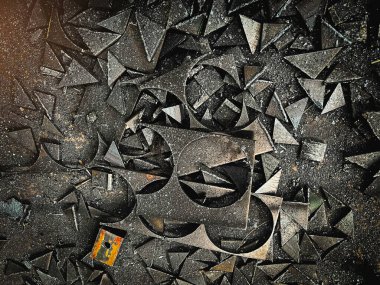 Demir Kırıntıları ve Gevrekler, zemin katta bol miktarda üretimden sonra, geri dönüşüm için hazır olun. Paslanma ve toz çelik plaka