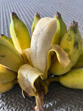 Bir parça olgun Pisang Awak Muz, yumuşak ten ve doku, açık sarı kabuk, Tayland meyvesi, sağlıklı beslenme