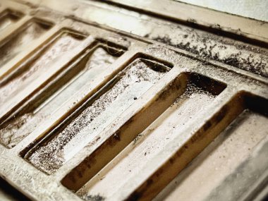 Kullanılmış göz farı kutusu, dağınık renk paleti ve kirli, etrafta bulanık ışık.