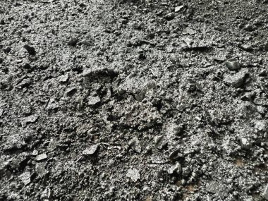 Çelik atık, paslı ve tozlu zeminde bir sürü demir levha kesmekten Cassia hurdası.