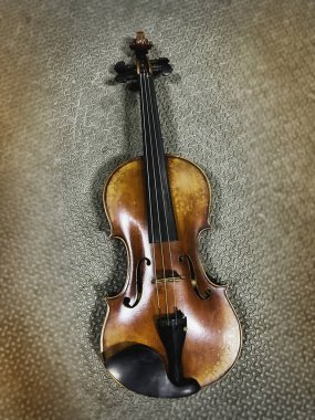 Kemanın ön tarafı gerçek ahşap panellerden yapılmış, arka planda akustik enstrüman detaylarını göster.