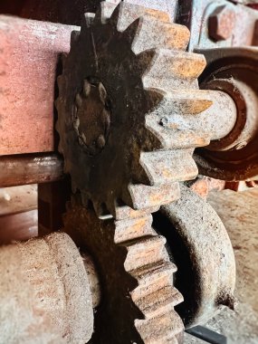 Fabrikadaki eski makinenin eski dişli parçası, toz ve kirli.