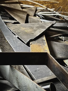 Hurdalıkta bol miktarda demir kullanılmış, çelik israfı, geri dönüşüme hazır..