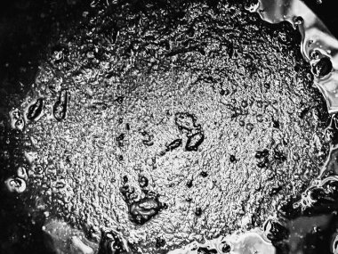 Kirli petrolün çelik tabaka, balgam yüzey, siyah beyaz ton, sanat tarzı soyut sanat tasarımı