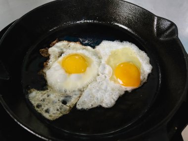 Yumurtaları kızart, sobanın üstünde, ev yapımı pişirme tarzında..