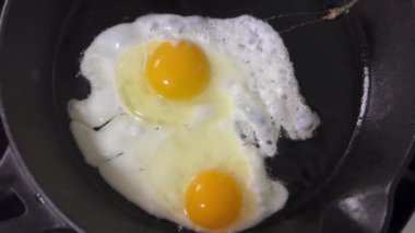 Dökme demir tavada kızarmış yumurta, ev yapımı yemek.