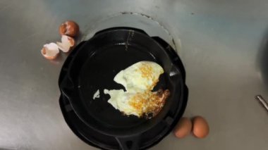 Dökme demir tavada kızarmış yumurta, ev yapımı yemek.