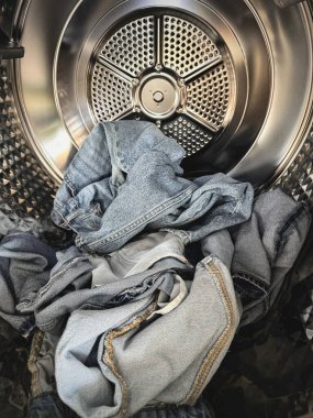 Jeans çamaşır makinesi kovasına konuldu, temiz, günlük ev işleri için hazırlandı.,