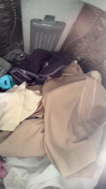 Üst kattaki çamaşır makinesinde giysi, günlük temizlik..