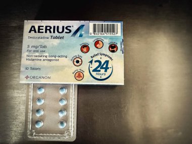 Hatyai, Songkhla, Tayland, 24 Nisan 2025: Aerius 5 mg. hap başına. Desloratadine ilacı alerjik rhinitis, urticaria, kaşıntı ve deri kovanlarının semptomlarını azaltmak için kullanılır.
