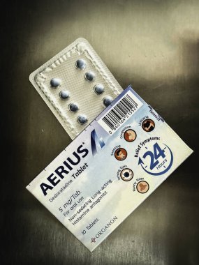 Hatyai, Songkhla, Tayland, 24 Nisan 2025: Aerius 5 mg. hap başına. Desloratadine ilacı alerjik rhinitis, urticaria, kaşıntı ve deri kovanlarının semptomlarını azaltmak için kullanılır.