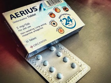 Hatyai, Songkhla, Tayland, 24 Nisan 2025: Aerius 5 mg. hap başına. Desloratadine ilacı alerjik rhinitis, urticaria, kaşıntı ve deri kovanlarının semptomlarını azaltmak için kullanılır.