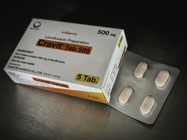 Hatyai, Songkhla, Tayland, 24 Nisan 2025: Cravit Tab.500.Levofloxacin hazırlık, bir kutuda beş tablet bulunuyor