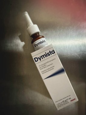 Hatyai, Songkhla, Tayland, 24 Nisan 2025: Dymista Nasal Spray Azelastine hidroklorür / fluticasone propionate.137 mixrogram / 50 mikrogram, alerjik rhinitis için.