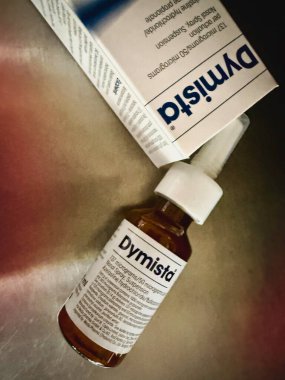 Hatyai, Songkhla, Tayland, 24 Nisan 2025: Dymista Nasal Spray Azelastine hidroklorür / fluticasone propionate.137 mixrogram / 50 mikrogram, alerjik rhinitis için.