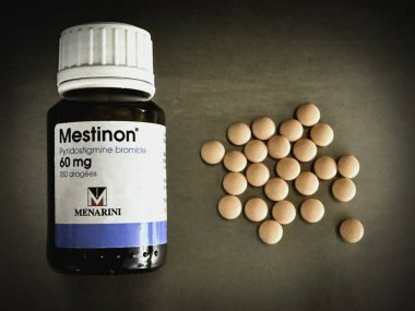 Hatyai, Songkhla, Tayland, 24 Nisan 2025: Mestinon 60 mg. Pyridostigmine bromitor.kolinesteraz inhibitörü. 150 tablet bir şişede..