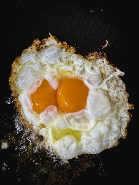 Siyah tavada kızarmış yumurta, yemek için ev yapımı yemek..