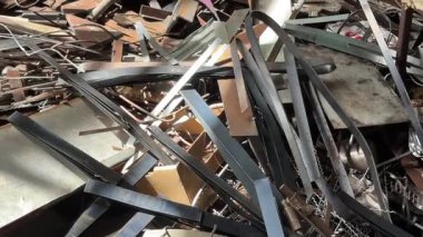 Hurdalıkta eski ve paslı demir hurdaları, geri dönüşüm sürecine hazır olun..