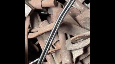 Hurdalıkta eski ve paslı demir hurdaları, geri dönüşüm sürecine hazır olun..