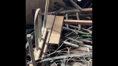 Hurdalıkta eski ve paslı demir hurdaları, geri dönüşüm sürecine hazır olun..