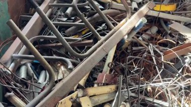 Hurdalıkta eski ve paslı demir hurdaları, geri dönüşüm sürecine hazır olun..