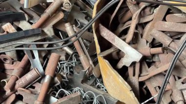 Hurdalıkta eski ve paslı demir hurdaları, geri dönüşüm sürecine hazır olun..