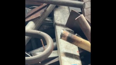 Hurdalıkta eski ve paslı demir hurdaları, geri dönüşüm sürecine hazır olun..