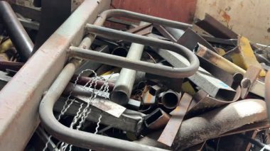 Hurdalıkta eski ve paslı demir hurdaları, geri dönüşüm sürecine hazır olun..