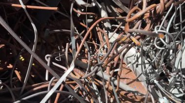 Hurdalıkta eski ve paslı demir hurdaları, geri dönüşüm sürecine hazır olun..