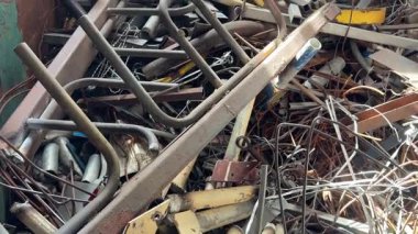 Hurdalıkta eski ve paslı demir hurdaları, geri dönüşüm sürecine hazır olun..