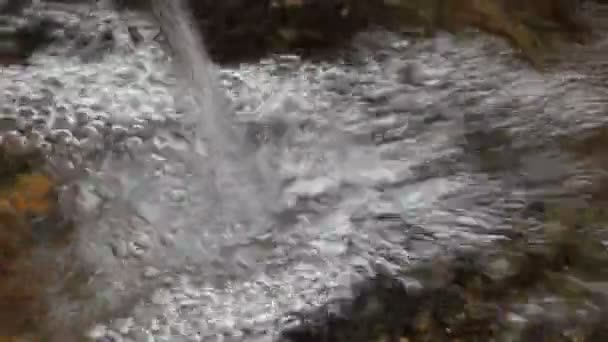 Vatten Från Naturlig Källa Med Bubblor Vintern Begreppet Regn Och — Stockvideo