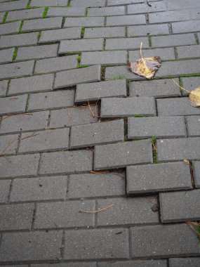 makro kırık beton yol tuğla yüzey arka planı, soyut çatlamış beton blok dokusunu kapat