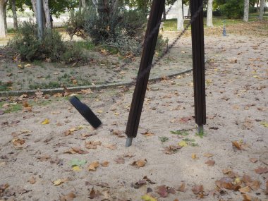 Çocuk parkında tek kişilik salıncak. Yalnızlık hd resmi kavramı