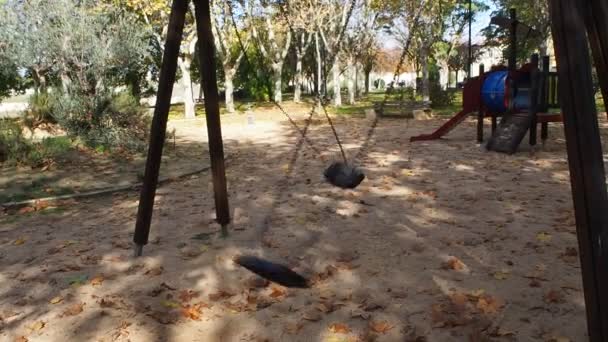 Oyun Parkında Tek Kişilik Salıncak Görüntüsü Yalnızlık Görüntüsü Kavramı — Stok video