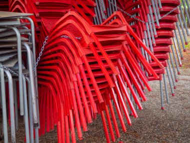 Kışın kapalı olan bir barın terasına istiflenmiş sandalyeler. Melankolik hd görüntüsü kavramı